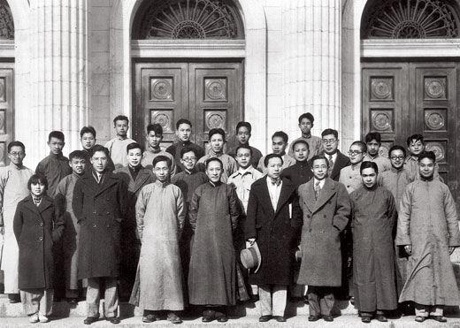 935年清华大学物理系部分师生合影：前排左三赵忠尧、左四叶企孙