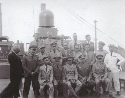 1946年赵忠尧以观察员身份参观美国试爆第一颗原子弹，前排左一为赵忠尧